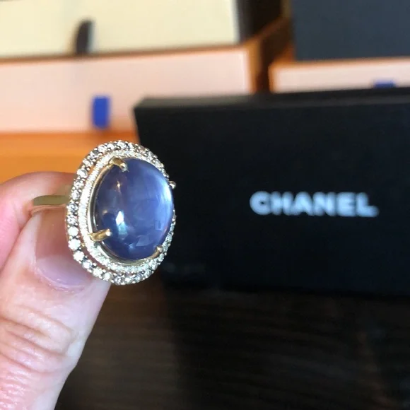 19 ct Star Sapphire surrounded by Diamonds in gold - Picture 8 of 15